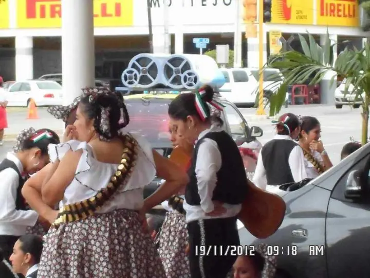 CONTINGENTE REGIONAL EN DESFILE