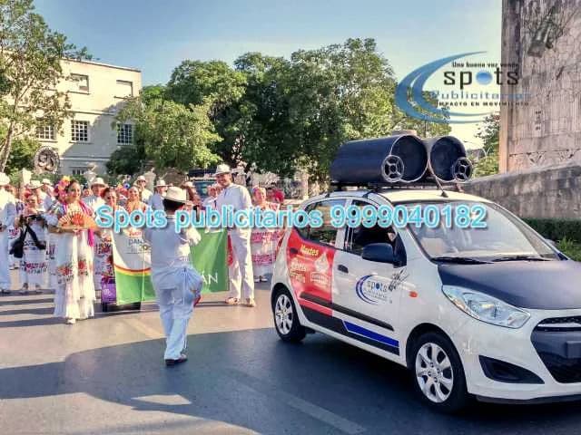 Vehículo de perifoneo durante una ruta promocional en Mérida