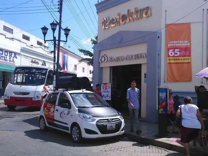 Vehículo de perifoneo frente a un comercio