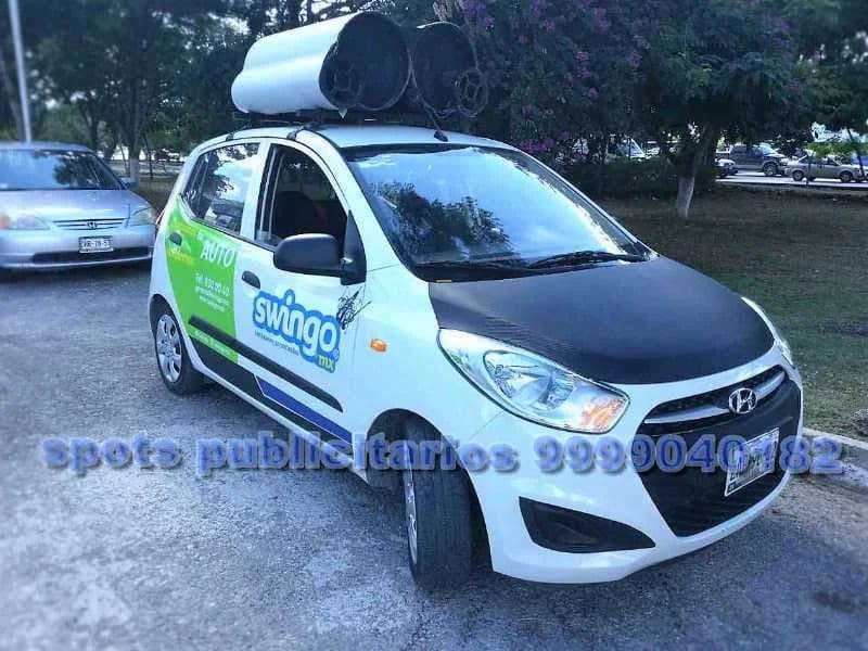 Vehículo de perifoneo con bocinas instalado en una ruta